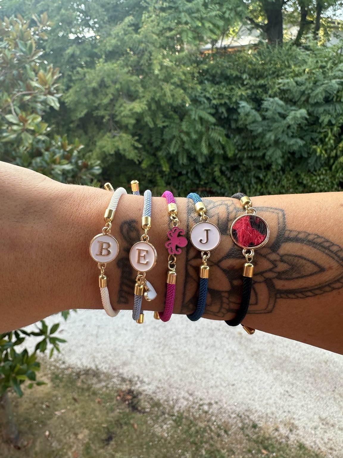 Bracciali con iniziali e piccoli dettagli