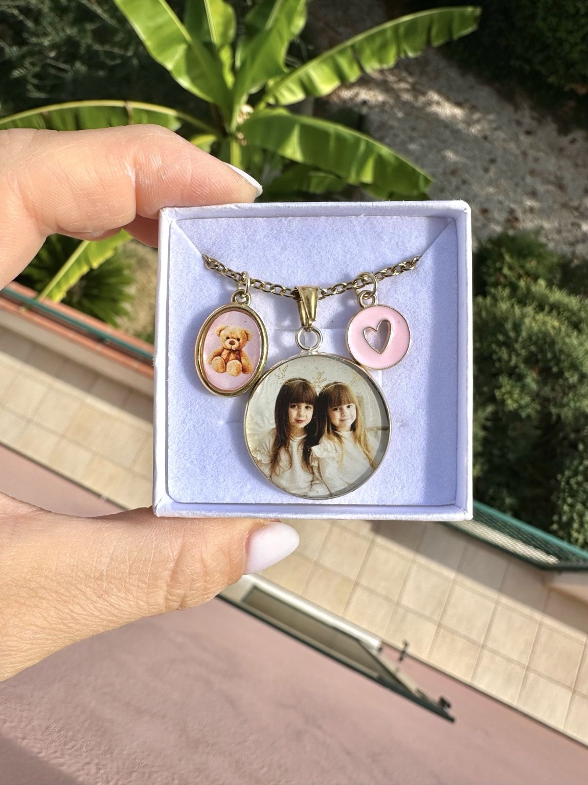 Essenza · Collana con fotografia e dettagli rosa